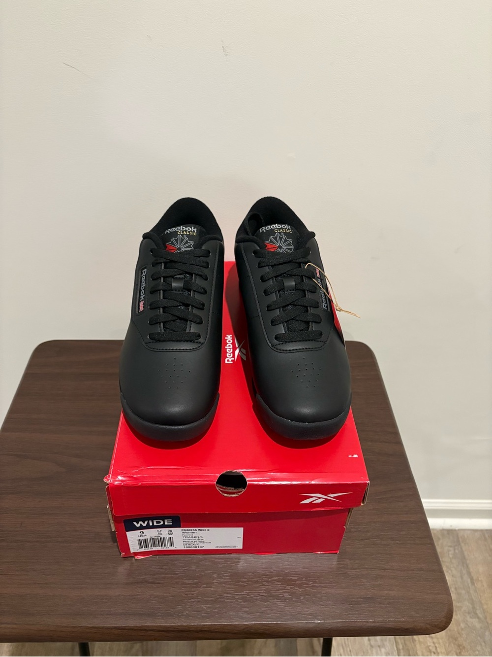 Reebok women’s size 9 wide Classic Black Leather Shoes